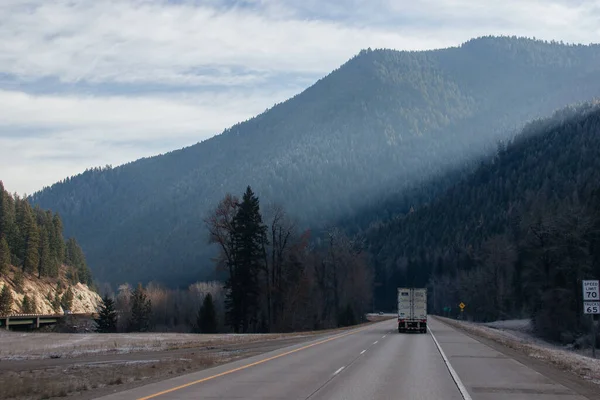 Une Route Asphaltée Long Laquelle Voitures Camions Vont Parmi Les — Photo