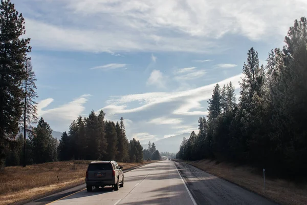 자동차와 트럭들이 아스팔트 안개가 하늘은 구름으로 Idaho Usa 2019 — 스톡 사진