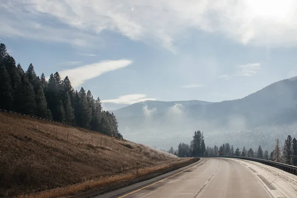 Asphalt Road Which Cars Trucks Mountains Ahead Horizon Mountains Fog — Stock Photo, Image