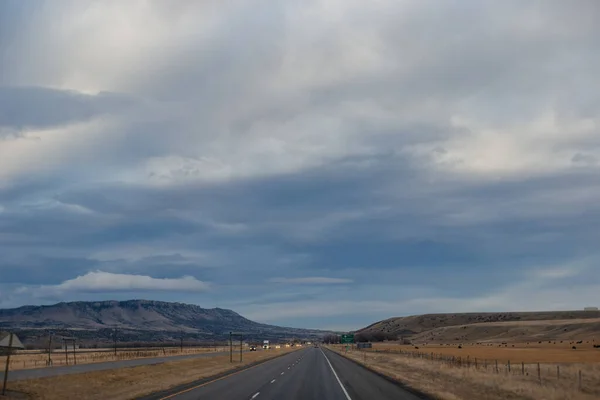 Paisagem Outono Entardecer Estrada Asfalto Entre Estepes Com Grama Seca — Fotografia de Stock