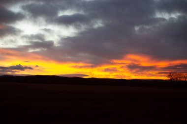Mavi ve parlak turuncu renklerle, yakıcı günbatımı gökyüzü