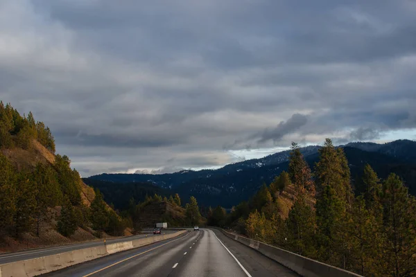 Autobahn Zwischen Hohen Tannen Und Blauen Bergen Vor Einem Grauen — Stockfoto