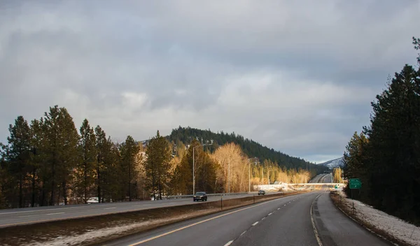 Paysage Hivernal Une Autoroute Long Laquelle Les Voitures Conduisent Entouré — Photo