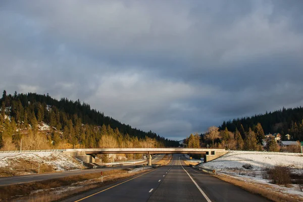 Winterlandschaft Eine Autobahn Auf Der Autos Fahren Umgeben Von Hohen — Stockfoto