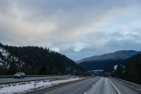 Winterautobahn Auf Der Autos Und Lastwagen Durch Die Schneebedeckten Berge — Stockfoto