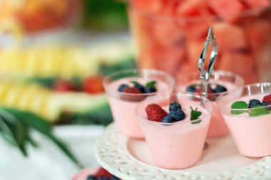 Lezzetli ve güzel servis edilmiş hamur işleri yakından. Tabakta kurabiye. Güzel tatlı atıştırmalıklar