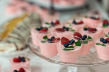 Lezzetli ve güzel servis edilmiş hamur işleri yakından. Tabakta kurabiye. Güzel tatlı atıştırmalıklar