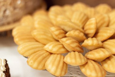 Lezzetli ve güzel servis edilmiş hamur işleri yakından. Tabakta kurabiye. Güzel tatlı atıştırmalıklar