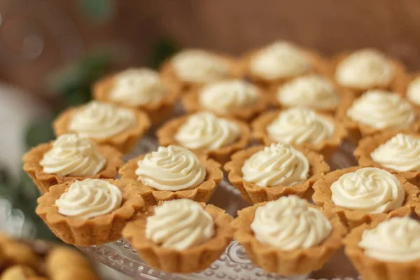Lezzetli ve güzel servis edilmiş hamur işleri yakından. Tabakta kurabiye. Güzel tatlı atıştırmalıklar