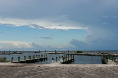 Okyanus kıyısında bir rıhtım. Yaz dönemi. plaj