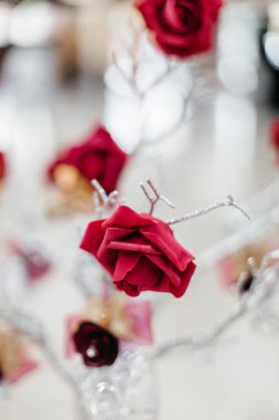 Kırmızı ve altın renginde dekorasyon. Kurabiyeler, çiçekler, doğum günü masasında yemek. Düğün masası. Neşeli arkaplan