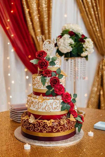 Belo Bolo Festivo Decorado Com Rosas Vermelhas Vermelho Ouro Decoração — Fotografia de Stock