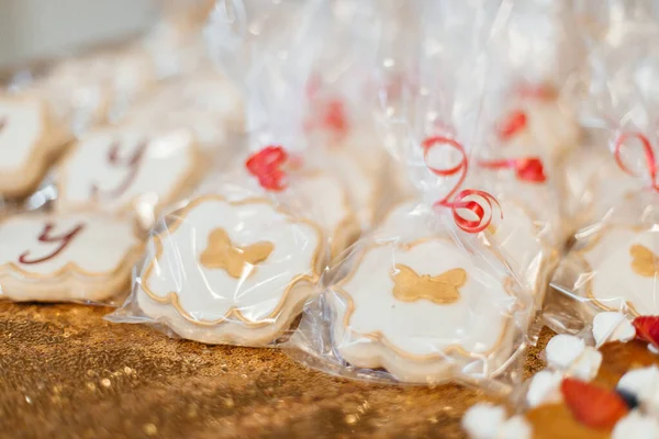 Decoración Festiva Roja Dorada Galletas Flores Comida Mesa Cumpleaños Mesa — Foto de Stock