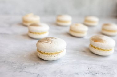 Renkli arkaplanda lezzetli kurabiyeler. Mermer bir masada yaldızlı vanilyalı kurabiyeler.