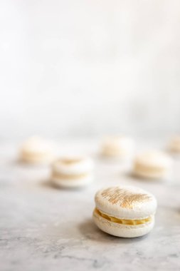 Renkli arkaplanda lezzetli kurabiyeler. Mermer bir masada yaldızlı vanilyalı kurabiyeler.