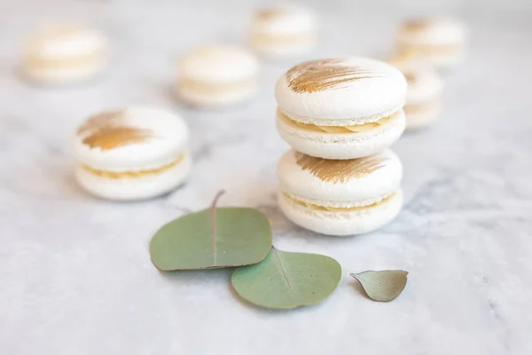 Leckere Macarons Auf Farbigem Hintergrund Vanille Macarons Mit Vergoldung Auf — Stockfoto