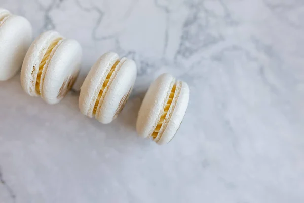 Leckere Macarons Auf Farbigem Hintergrund Vanille Macarons Mit Vergoldung Auf — Stockfoto