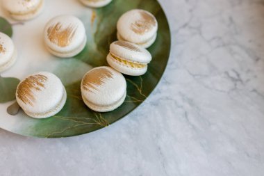 Beyaz badem kurabiyeleri tabakta. Hafif arka planda tabakta nefis hafif kurabiyeler. Fırın