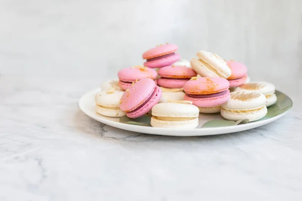 Auf Einem Teller Liegen Rosa Und Weiße Macarons Köstliche Kekse — Stockfoto