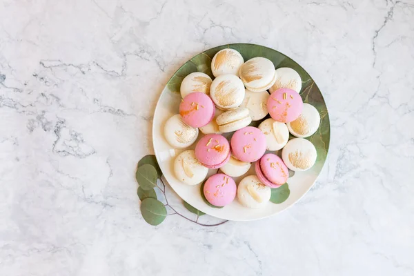 Auf Einem Teller Liegen Rosa Und Weiße Macarons Köstliche Kekse — Stockfoto