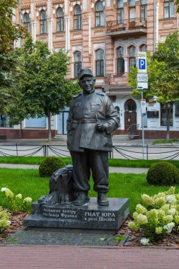 Vejk olarak tasvir edilen Ivan Franko Tiyatrosu 'nun kurucusu Kyiv, Ukrayna' nın Hnat Yura Anıtı. Heykel, eski binalar, temiz ağaçlar ve yeşil çimlerle çevrili Kyivler 'in tarihi merkezinde duruyor. Sadece editör kullanımı.