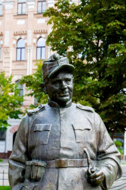 Vejk olarak tasvir edilen Ivan Franko Tiyatrosu 'nun kurucusu Kyiv, Ukrayna' nın Hnat Yura Anıtı. Heykel, eski binalar, temiz ağaçlar ve yeşil çimlerle çevrili Kyivler 'in tarihi merkezinde duruyor. Sadece editör kullanımı.