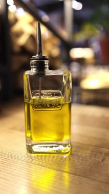 Ağır Hareketli Tahta Masa 'da Kaliteli Zeytinyağı Şişe, Dikey Görüntü