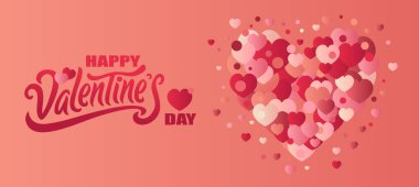 Farklı büyüklükteki kalpler, dağınık kalp yapraklarıyla çevrili pembe bir arka planda büyük bir kalp oluşturur. Sevgililer Günü için el yazısı el yazısı tasarımı