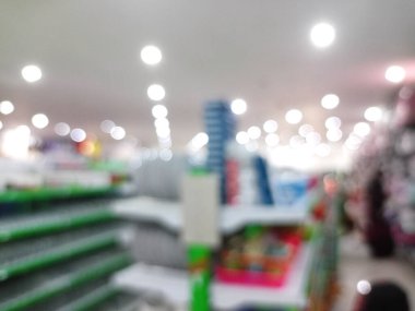 Bir perakende veya süpermarket koridorunun satış veya depolama temalarında genel arka plan kullanımı için uygun derin bulanık ve geniş açılı bir görünümü