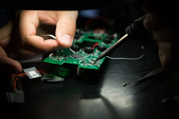 An engineer is working on an electronic device — Stock Photo, Image