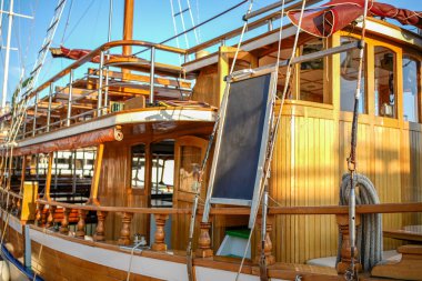 Noel mumları ve hediye kutusu. Kış mevsiminde şenlikli ışıklar.