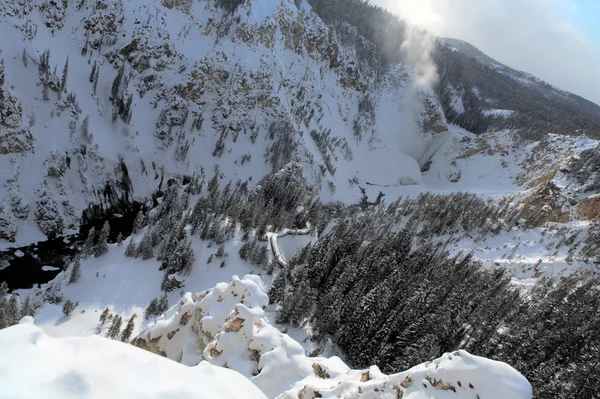 Schnee- und Eisbedeckter Berghang — Stockfoto