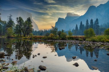 Yosemite Vadisi Manzarası 'nda gün doğumu, Yansımalar, Sabah Gündoğumu Merced Nehri, Kaliforniya