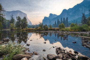 Yosemite Vadisi Manzarası 'nda gün doğumu, Yansımalar, Sabah Gündoğumu Merced Nehri, Kaliforniya