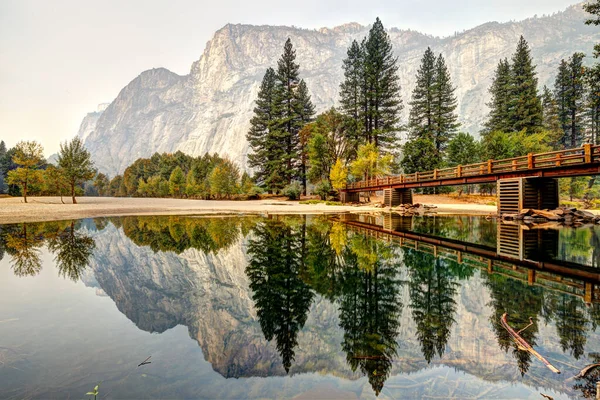 ヨセミテバレースイングブリッジビュー Merced River Reflection California — ストック写真