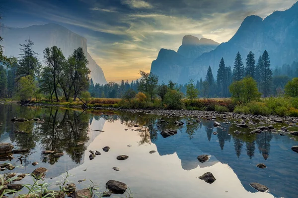 Yosemite Vadisi Manzarası 'nda gün doğumu, Yansımalar, Sabah Gündoğumu Merced Nehri, Kaliforniya