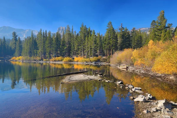 Reflektioner Vid Sjön Och Early Morning Mountains Nära Mammoth Lake — Stockfoto