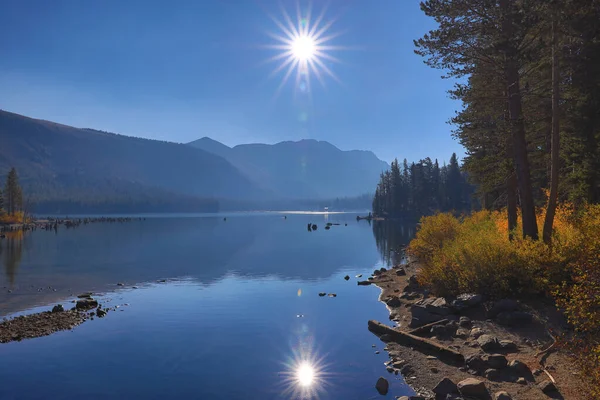 マンモス近くの湖の反射と早朝の山々 マリー湖 ツインレイクエリア カリフォルニア州秋の色 — ストック写真