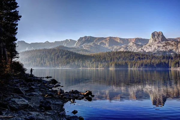 Mammoth yakınlarındaki Lake Reflections and Early Morning Mountains - Marie Gölü, Twin Lakes Area, California Sonbahar Renkleri