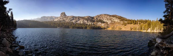 靠近猛犸象湖的湖景和清晨山脉 加利福尼亚双湖地区玛丽湖 — 图库照片