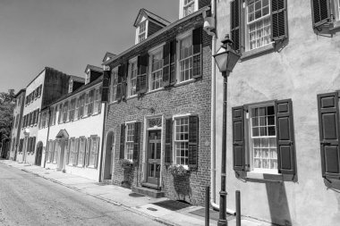 Kendine özgü tuğla ve sıva cepheleri, kepenkli pencereleri ve yatakhaneleriyle bir dizi tarihi evin yer aldığı sakin bir sokak manzarası gözler önüne seriliyor. Bu mimari mücevherler, nesiller boyu burada yaşayanların sessiz tanıkları olarak, zamansız c 'yi korurlar.