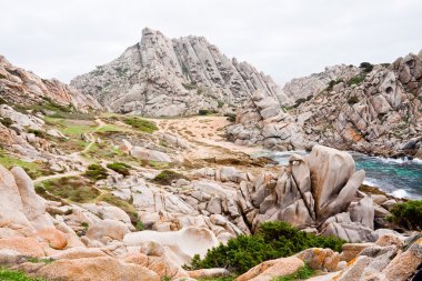 Taşların ve kayaların üzerinde Capo Testa Sardinya