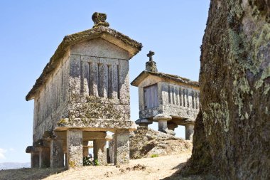 Sütunlardaki tipik tahıl ambarları - Soajo - Peneda-Geres Ulusal Parkı - Portekiz