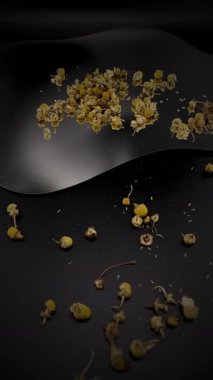 Parlak sarı papatya çiçekleri, taze yeşil Melissa yaprakları ve koyu kırmızı amber yaprakları zengin, dokusal bir kompozisyon oluşturur. Renklerin ve organik şekillerin kontrastı doğal sağlığı, rahatlığı ve sakinliği çağrıştırıyor..