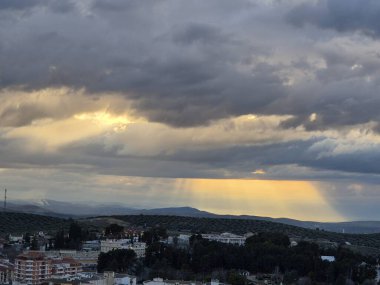 2025 - Martos şehrinde gün batımında Mart ayının gökyüzü, Jan
