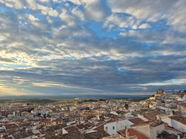 2025 - Martos şehrinde gün batımında Mart ayının gökyüzü, Jan