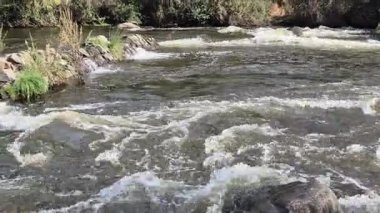 Sierra Morena doğal alanından geçen Jandula Nehri.