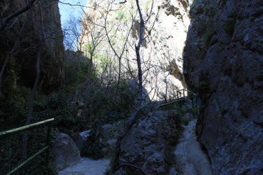Tiscar 'daki su mağarasının içinden yürü.