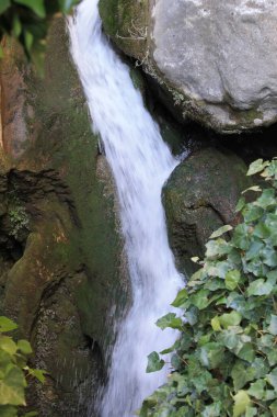 Tiscar 'daki su mağarasının içinden yürü.