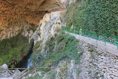 Tiscar 'daki su mağarasının içinden yürü.